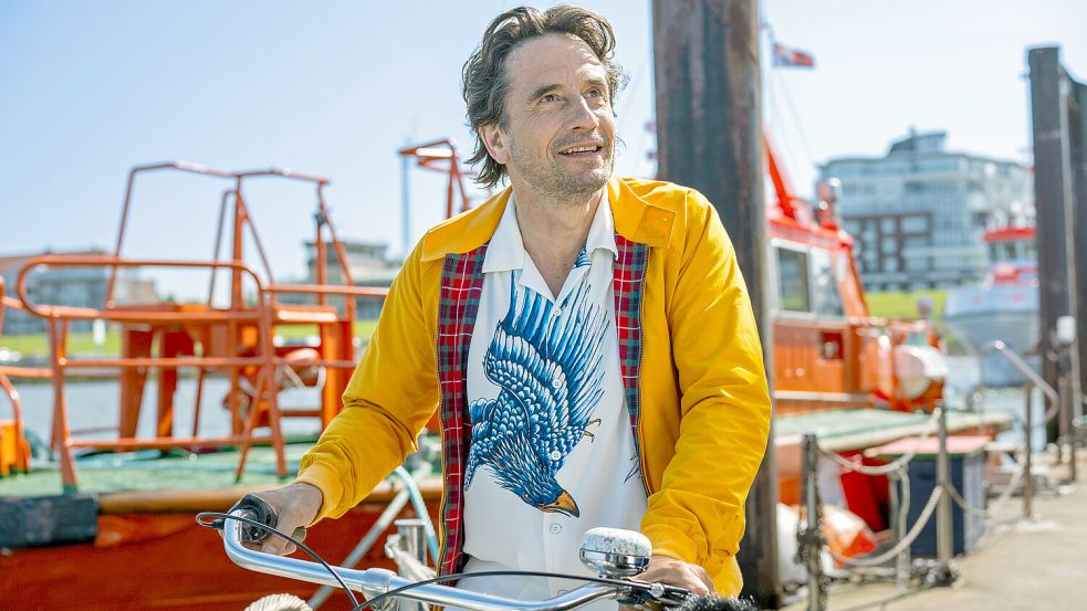 Oliver Mommsen radelt und rennt auf dem Deich herum: garantiert mit wild kombinierter Kleidung. Foto: ARD Degeto Film/Radio Bremen/Michael Ihle
