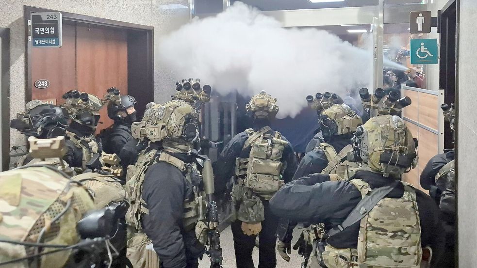 Soldaten stürmten im Dezember 2024 das Parlament in Seoul. Foto: Uncredited/YONHAP/dpa