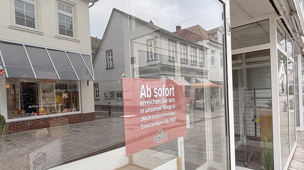 Schilder im Schaufenster weisen die Kundschaft auf alternative Möglichkeiten hin. Foto: Mieke Matthes