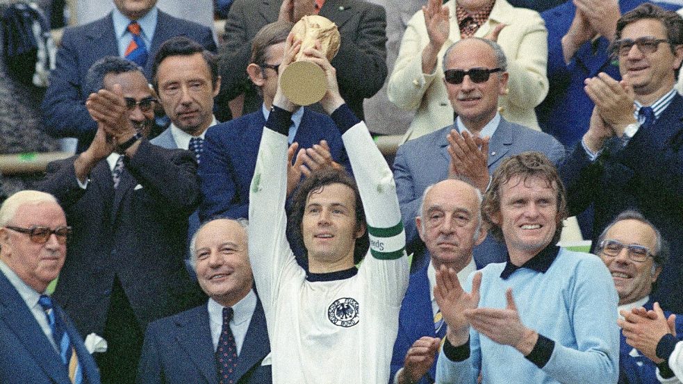 Die alte Bundesrepublik war nach den USA und Japan die größte Wirtschaftsmacht der Welt - und auch als Sportnation erfolgreich: 1974 gewann die Elf von Franz Beckenbauer die Fußball-WM. (Archivbild) Foto: Uncredited/AP/dpa