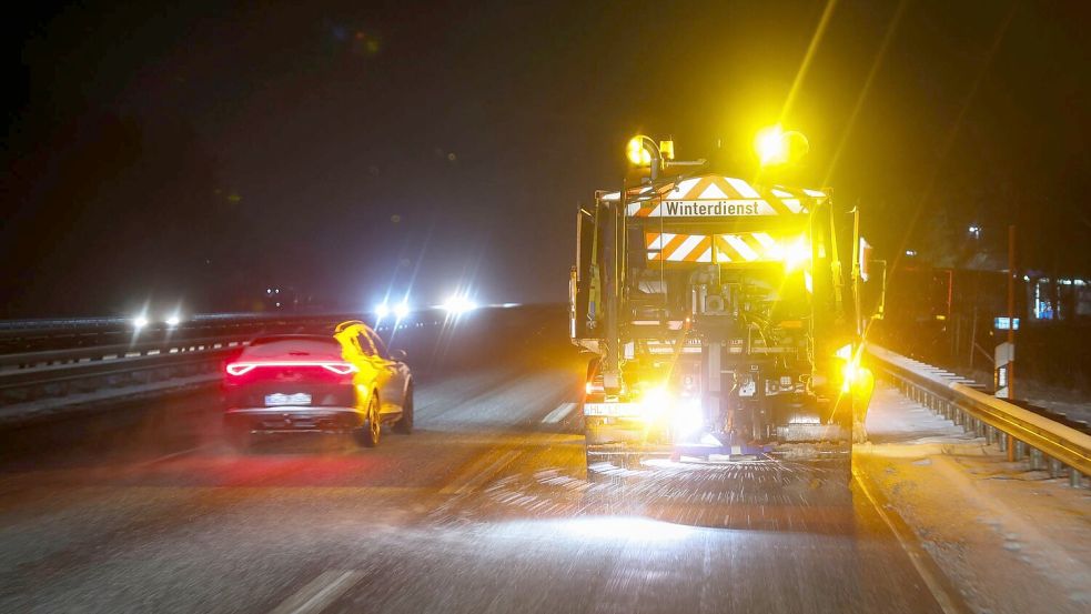 Es könne erhebliche Einschränkungen im Berufsverkehr geben, schrieb der Wetterdienst. Foto: Christian Charisius
