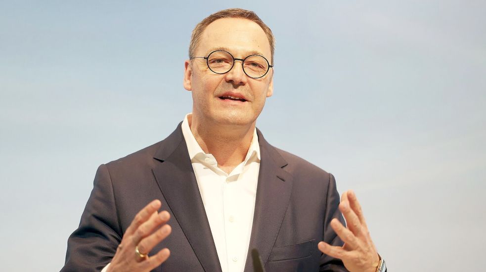 Der frühere Stahlmanager Bernhard Osburg hat inzwischen bei DB Cargo das Sagen und will die Kehrtwende schaffen. (Archivbild) Foto: Oliver Berg