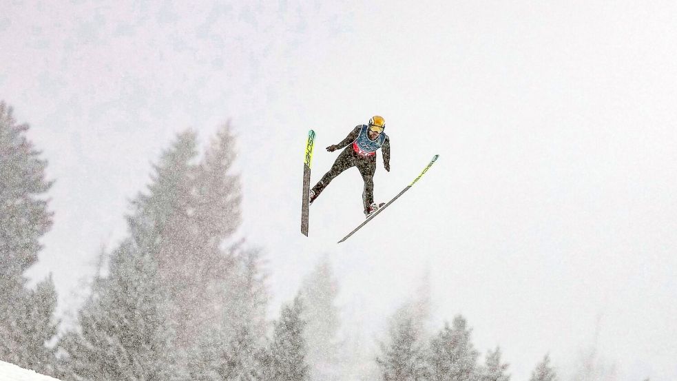 Johannes Rydzek und seine Kollegen sprangen bei starkem Schneefall. Foto: Matthias Schrader/AP/dpa