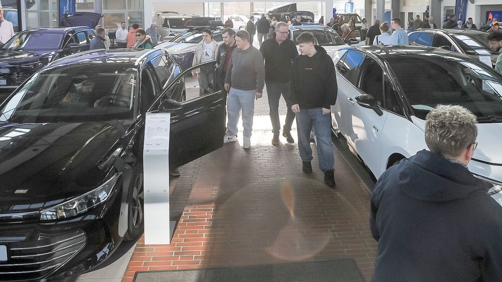 Läutet seit mehr als 35 Jahren das Auricher Autojahr offiziell ein: Der Autotag geht traditionell am zweiten Sonntag im März in den Häusern der Auricher Vertragshändler über die Bühne nund begeistert das am Auto interessierte Publikum. Foto: Stephan Friedrichs