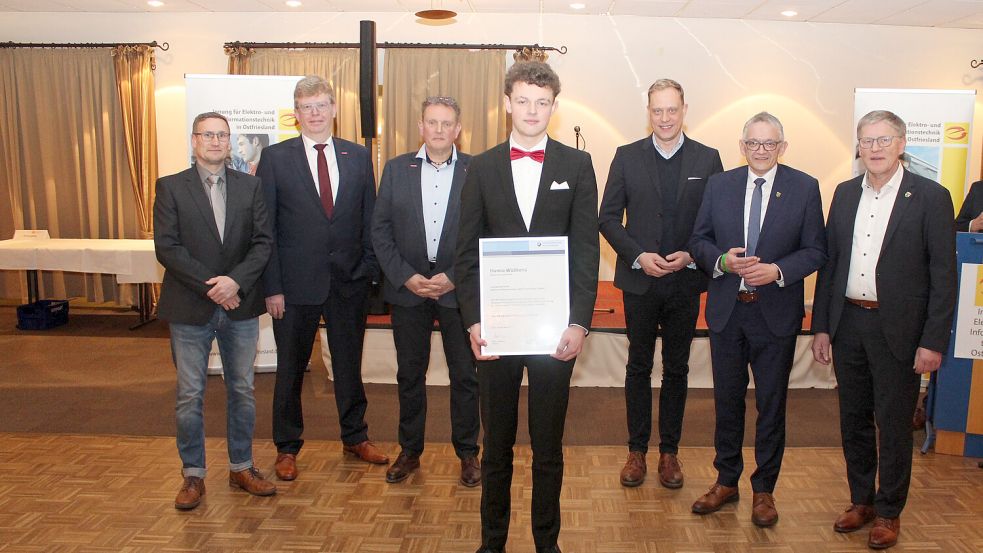 Er schloss seine Ausbildung als Jahrgangsbester ab: Hanno Wübbena (Mitte) aus Emden. Lehrlingswart Ralf de Vries (hinten, von links), Präsident Albert Lienemann, Vorstandsmitglied Albert Groenhagen, Landtagsabgeordneter Wiard Siebels, Landrat Olaf Meinen und der Bürgermeister der Stadt Aurich, Horst Feddermann, gratulierten zu diesem besonderen Erfolg. Foto: HWK/J. Stöppel