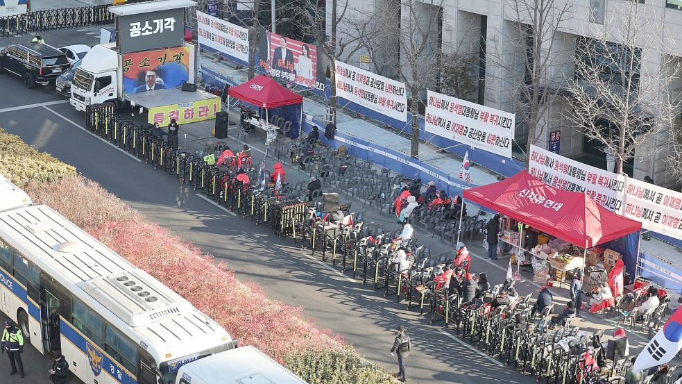 Unterstützer Yoons demonstrierten in der Nähe des Gerichts. Foto: Uncredited/Yonhap/dpa