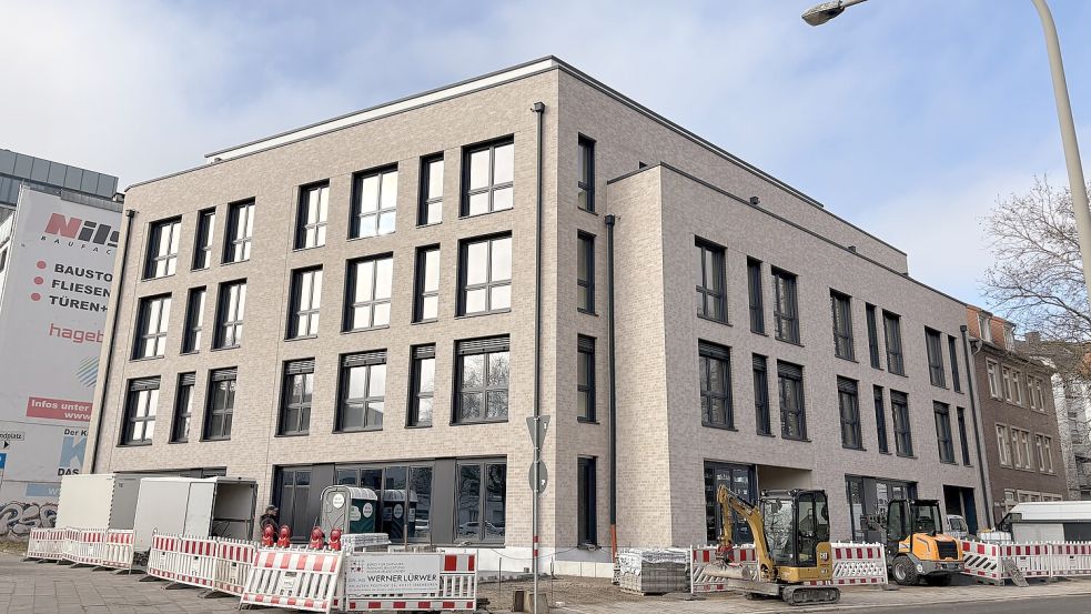 Der Neubau am Berliner Platz in Osnabrück soll im Sommer bezugsfertig sein. Im Erdgeschoss und im ersten Obergeschoss ziehen Arztpraxen ein. Foto: Wilfried Hinrichs