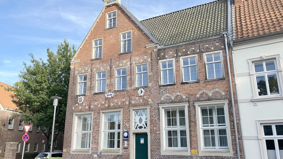 Schön anzusehen, als Arbeitsplatz für die Polizei aber mittlerweile eine Gefährdung für die Sicherheit und Gesundheit der Beamten: das Gebäude des Polizeikommissariats Norden. Foto: Rebecca Kresse