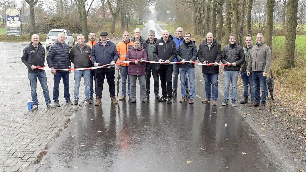 Zur offiziellen Abnahme der Straßen und Wege trafen sich die Beteiligten des Flurbereinigungsverfahren in Moorlage auf der Tunger Straße, die ebenfalls ausgebaut wurde. Foto: Gemeinde Großefehn