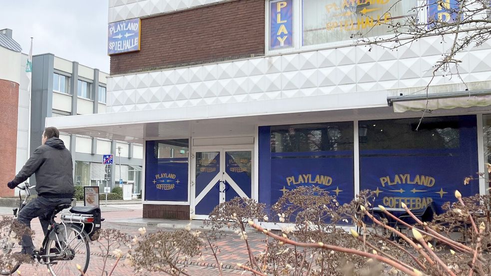 Eine der Spielhallen des Papenburger Unternehmens „Playland Casino“ befindet sich am Hauptkanal der Fehnstadt. Foto: Michael Kierstein