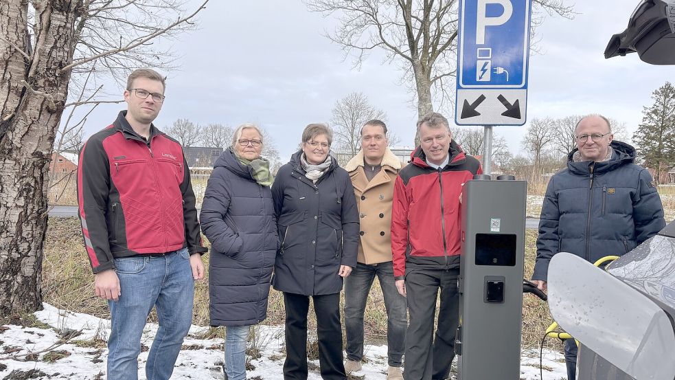 Stellten die ersten Ladesäulen vor: Phil Ricklefs (von links, Firma E-Technik Langer), Anita Biller (Ortsbürgermeisterin Ludwigsdorf), Annette Lang (Fachbereichsleiterin Gemeinde Ihlow), Mick van Eck (OrangeCharging), Arno Ulrichs (Bürgermeister) und Harm Ubben (allgemeiner Stellvertreter des Bürgermeisters). Foto: Christin Wetzel