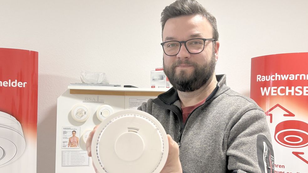 Bernd Saathoff mit einem neuen Modell eines Rauchmelders. Foto: Christin Wetzel