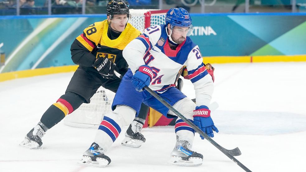 Stanley-Cup-Sieger Nico Sturm (.) sprach Missstände im deutschen Team deutlich an. (Archivbild) Foto: Carolyn Kaster/AP/dpa