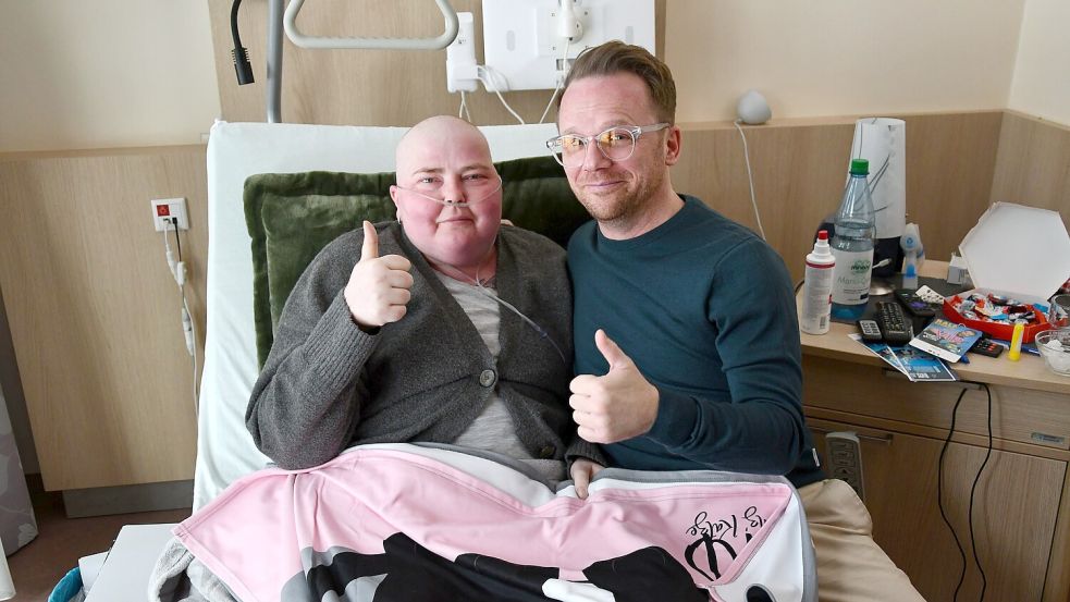 Der Comedian Ralf Schmitz besuchte Fenja Schoon aus Wiesmoor im Ammerland-Hospiz persönlich. Sie konnte nicht mehr in seine Show kommen. Foto: Lebenswunsch e.V.