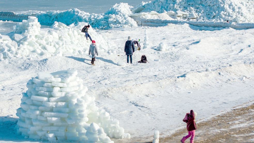 Eis soweit das Auge reicht, gibt es derzeit am Ostseestrand von Zempin auf Usedom. Foto: Jens Büttner