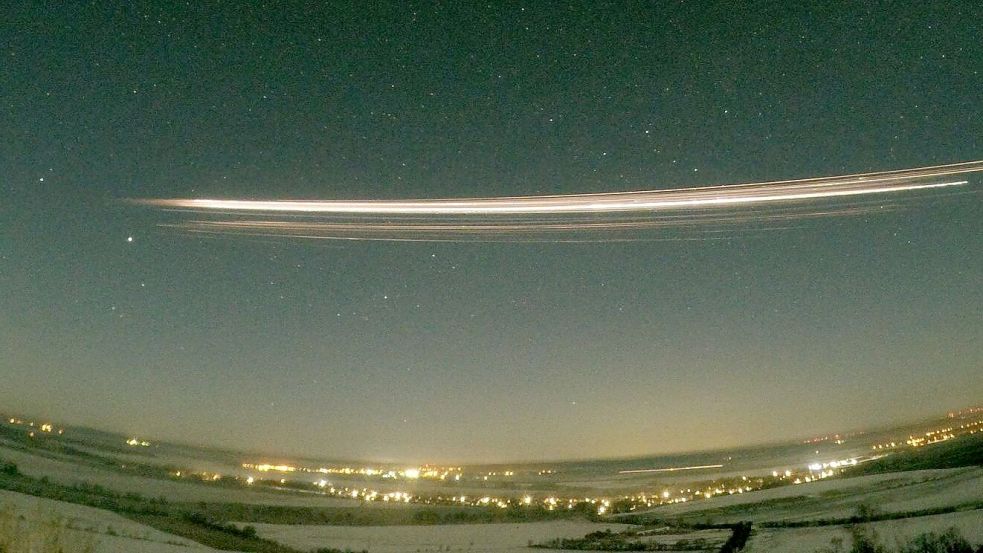 Ein Teil der Rakete Falcon 9 tritt am 19. Februar 2025 in die Atmosphäre ein. Foto: Gerd Baumgarten/Nature/dpa