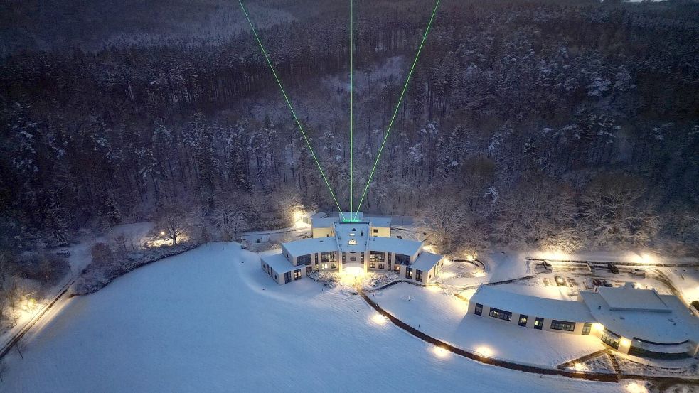 Am Leibniz-Institut für Atmosphärenphysik messen drei grüne Laser Wind und Temperaturen in der Stratosphäre und Mesosphäre. Foto: Gerd Baumgarten/Nature/dpa