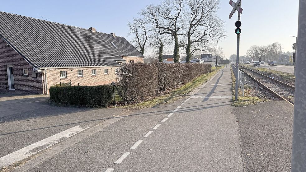 In Moordorf führt die Bahnstrecke zum Teil nur wenige Meter an Wohnhäusern vorbei. Die Ursprünge mancher dieser Gebäude reichen bis in die Zeit vor dem Bahnbau im Ort zurück. Foto: Holger Janssen
