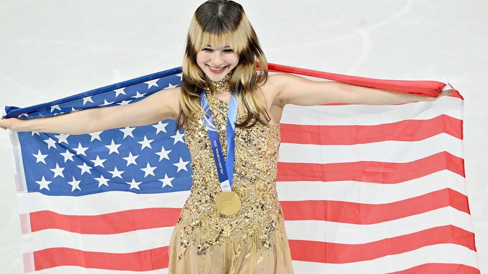 Alysa Liu bejubelt mit der US-Fahne ihre Goldmedaille. Foto: Peter Kneffel