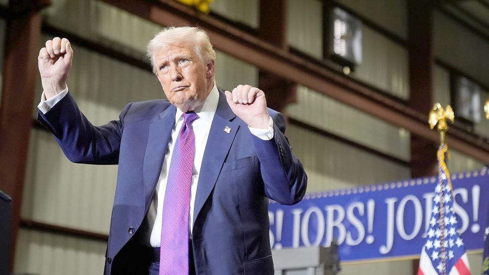 Ufos und Aliens? Trump will Akten dazu veröffentlichen. Foto: Mark Schiefelbein/AP/dpa