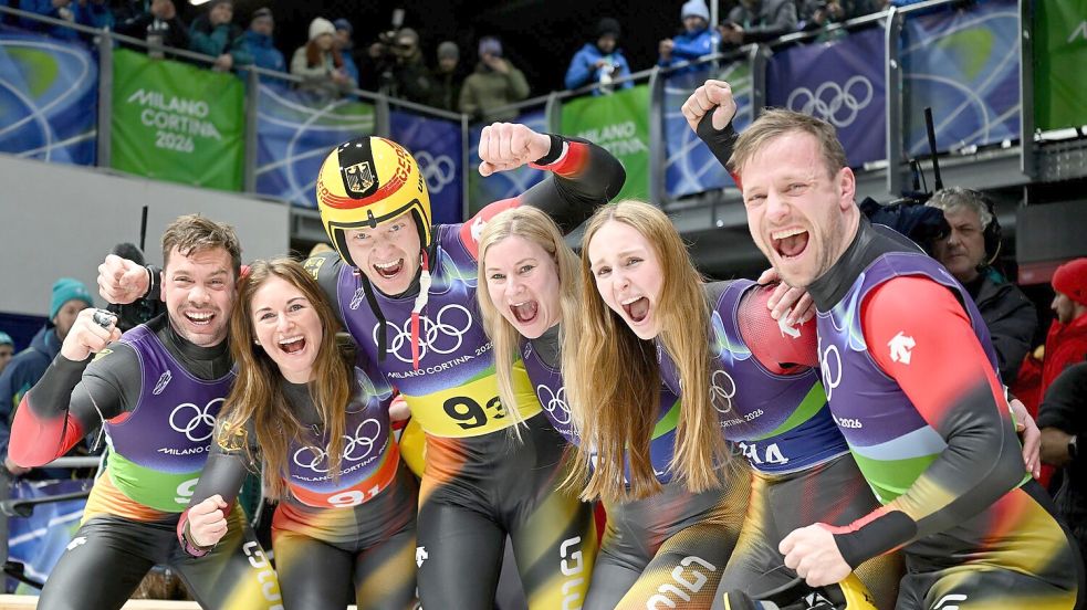 Der Gold-Ritt zum Rekord: Das Duo Tobias Wendl (ganz links) und Tobias Arlt (ganz rechts) feiert mit der deutschen Rodel-Staffel. (Archivbild) Foto: Robert Michael