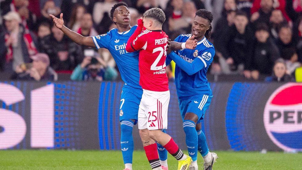 Vinicius Junior (l) und Gianluca Prestianni (M) geraten aneinander. Was hat der Benfica-Profi zum Real-Madrid-Star gesagt? (Archivbild) Foto: Miguel Lemos