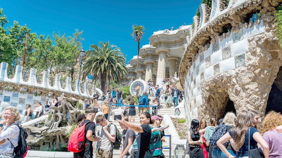 Sich drängende Menschenmassen, wie hier in Barcelona, stehen symbolhaft für die Überfüllung vieler spanischer Städte durch Tourismus. Foto: IMAGO/SOPA Images