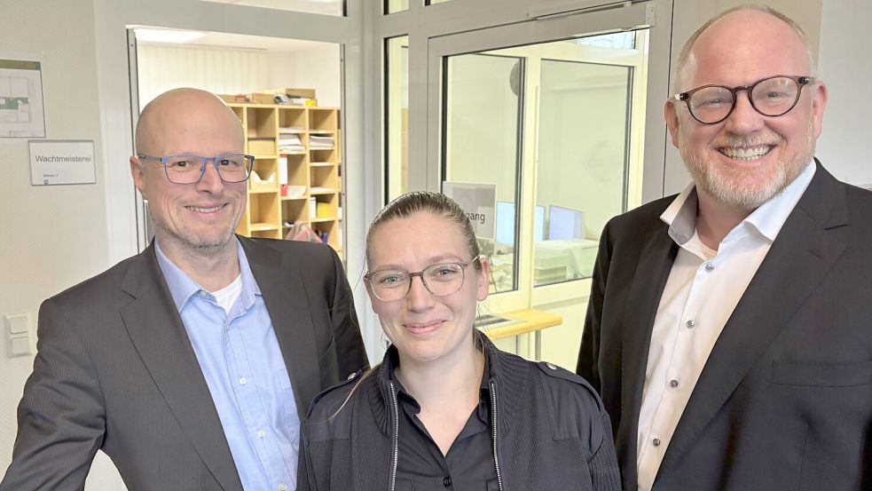 Direktor Peter Nippen, die neue Wachtmeisterin Jessica de Graf und Pressesprecher Oliver Garrels.Foto: Aiko Recke