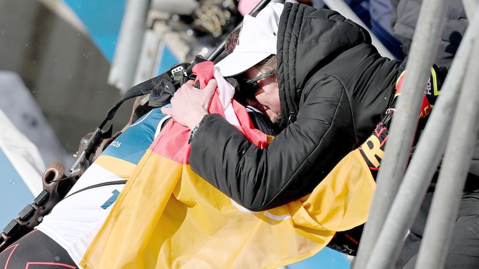 Philipp Horn wird im Ziel von seiner weinenden Ehefrau Antonia getröstet. Foto: Hendrik Schmidt