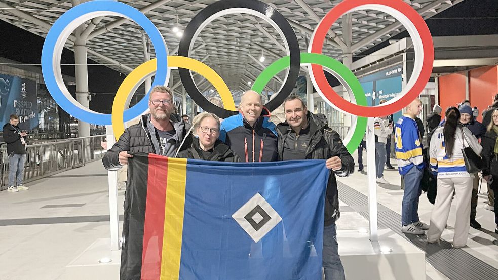 Die Ostfriesen Thomas Fellensiek (von links), Sabine und Michael Kortmann und Ralf Janssen waren eine Woche lang in Italien bei den Olympischen Winterspielen unterwegs. Sie waren dabei, als ein Deutscher Olympiasieger wurde. Foto: privat