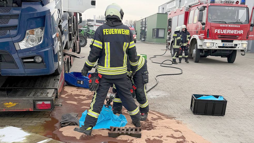 Auf einem Betriebsgelände in Aurich-Sandhorst lief am Donnerstag Öl ins Abwasser. Foto: Jannick Leerhoff/Feuerwehr Sandhorst
