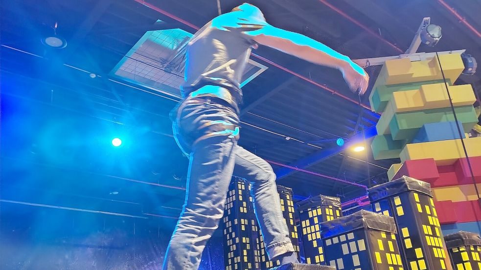 Hier ist Balance gefragt: Ein Mann auf einem der Klettertürme im Space Magic.