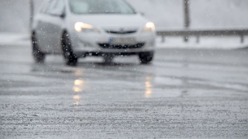 Autofahrer aufgepasst: In der Nacht zum Samstag wird es im Nordosten nochmal glatt. (Archivbild) Foto: Sebastian Gollnow