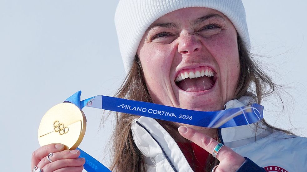 „Nicht damit springen“: Breezy Johnson gab nach ihrem Malheur einen Tipp für den Umgang mit den Olympia-Medaillen. (Archivbild) Foto: Michael Kappeler