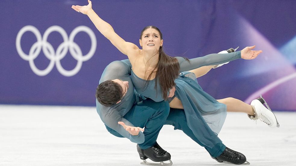 Die pure Magie des Sports: Laurence Fournier Beaudry und Guillaume Cizeron verzaubern mit ihrer Gold-Kür im Eistanz. Foto: Stephanie Scarbrough/AP/dpa