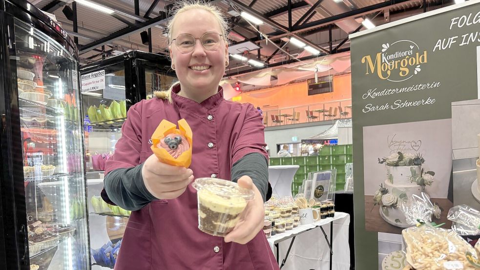 Sarah Schweerke von der Konditorei Moorgold aus Walle mit Torte im Becher und Cupcake. Foto: Christin Wetzel