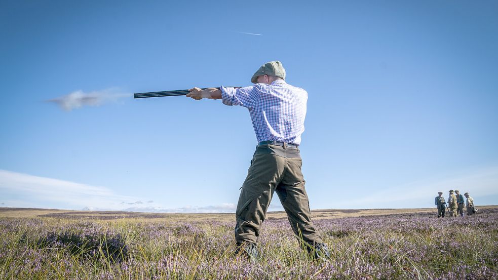 Ein Jäger bei der Moorhuhnjagd: Die niedersächsische Innenministerin Daniela Behrens will AfD-Mitglieder in Einzelfällen leichter entwaffnen können. Foto: dpa/Jane Barlow