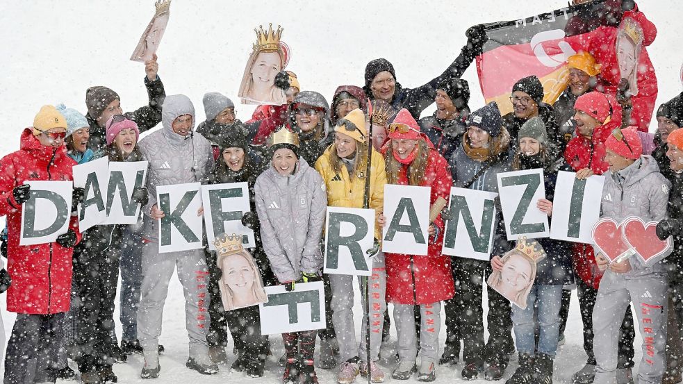 Im Ziel wartete das Team mit einer Botschaft auf Franziska Preuß. Foto: Hendrik Schmidt