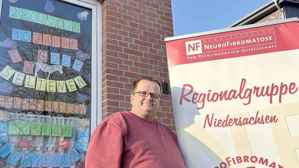 Harm Mouson aus Aurich hat vor zehn Jahren den „Tag der seltenen Erkrankungen“ nach Aurich geholt. Jahr für Jahr dekoriert er das Fenster seines Wohnzimmers an der Oldersumer Straße, um auf die Veranstaltung hinzuweisen. Foto: Mieke Matthes