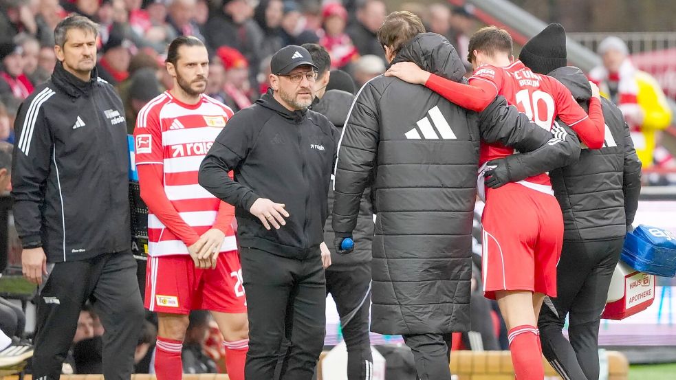Gleich in der Anfangsphase musste Janik Haberer durch Christopher Trimmel ersetzt werden. Foto: Soeren Stache