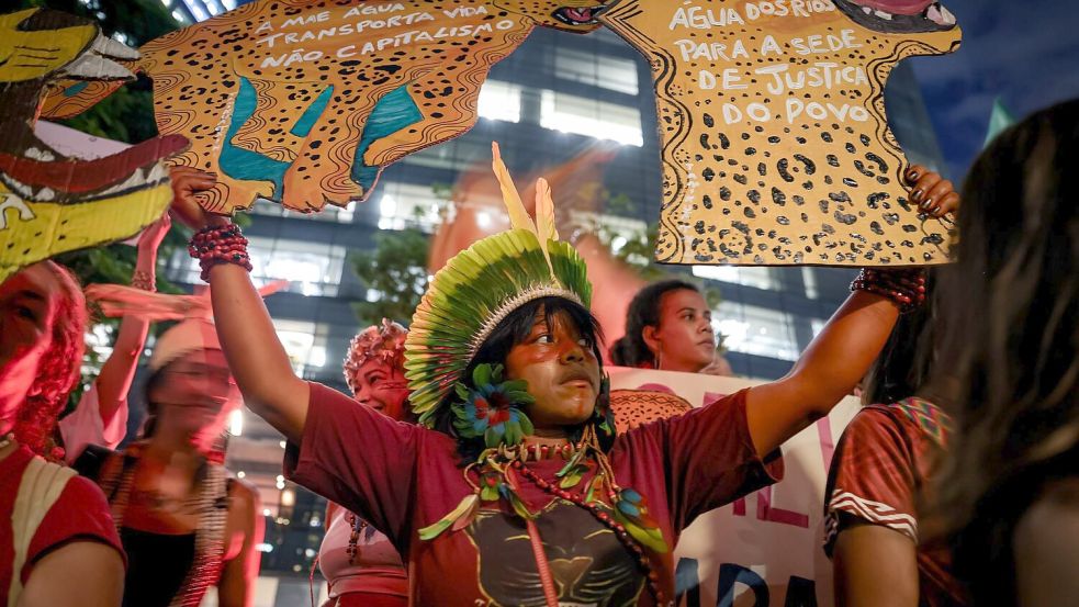 Seit einem Monat protestieren Ureinwohner gegen die Ausbaggerung der Amazonas-Flüsse. Foto: Allison Sales/dpa