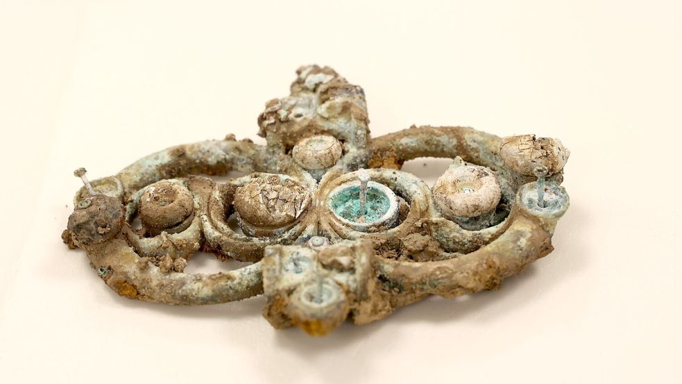 Zu dem gefundenen Schatz gehören unter anderem Eisenreifen, Speere und Zaumzeug für Pferde. Foto: Durham Universität