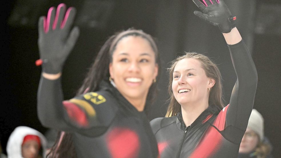 Laura Nolte (Pilotin, r) und Anschieberin Deborah Levi stehen vor ihrem zweiten Olympiasieg im Zweierbob. Foto: Robert Michael