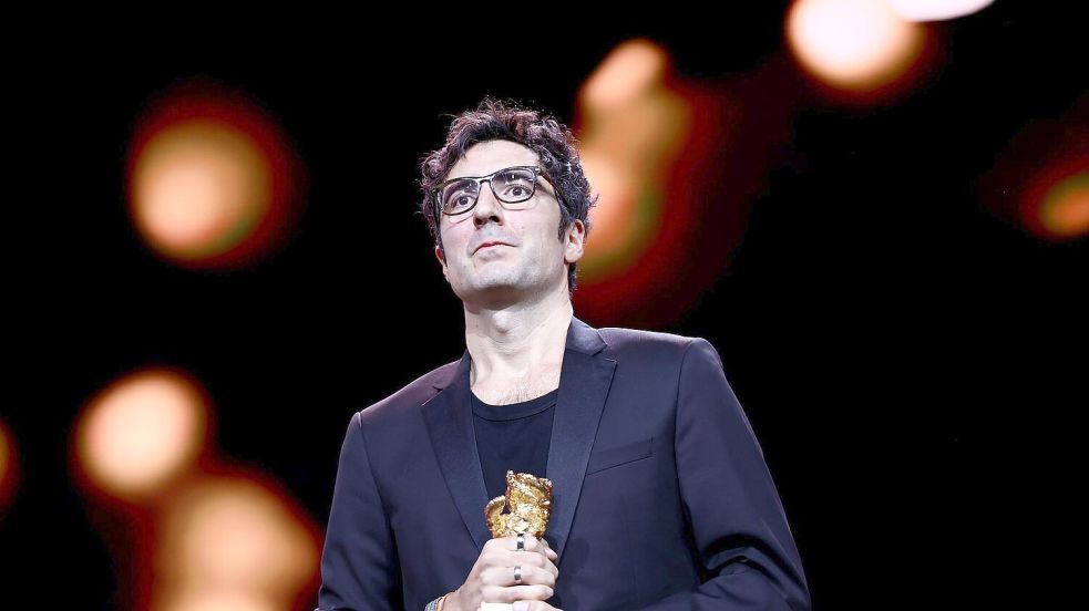 İlker Çatak mit seinem Goldenen Bären. Foto: Christoph Soeder