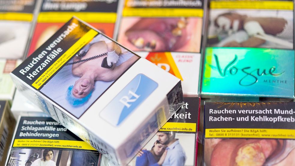 Vor zehn Jahren beschloss der Bundestag: Auf allen Zigarettenschachteln müssen Warnbilder und -hinweise abgedruckt werden. (Symbolbild) Foto: Monika Skolimowska/ZB/dpa