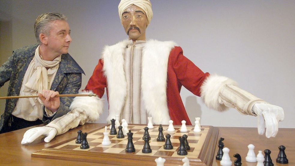 Ein Wunderwerk, auch ohne die Betrügerei: Rekonstruktion des „Schachtürken“ im Heinz Nixdorf Museums Forum Paderborn. Foto: dpa/Oliver Krato