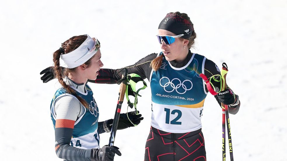 Darija Neprjajeva (l) nahm während des Olympia-Rennens versehentlich die Ski von Katharina Hennig Dotzler. Foto: Daniel Karmann