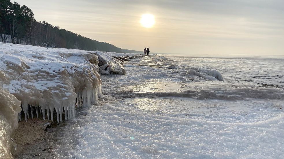 Die Suche auf See sei durch die Dunkelheit und große Eisschollen erschwert worden, was die Navigation stark beeinträchtigt habe, hieß es. (Symbolfoto) Foto: Alexander Welscher/dpa