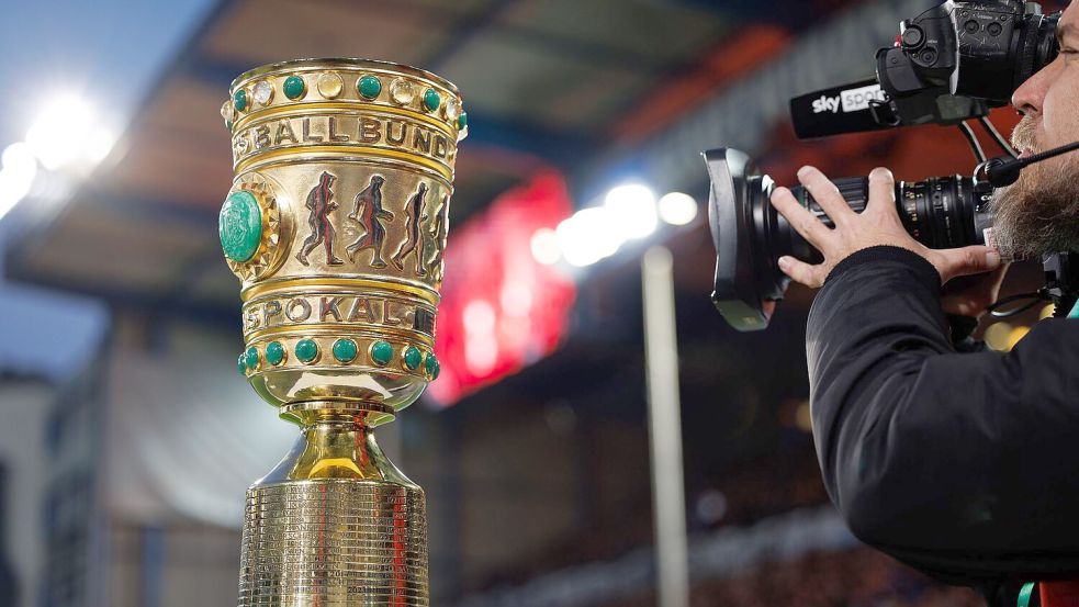 Objekt der Begierde: der DFB-Pokal. (Archivbild) Foto: Friso Gentsch