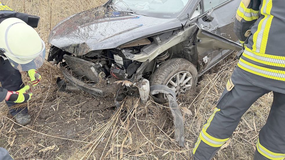 Das Fahrzeug kam durch den Zusammenstoß von der Fahrbahn ab. Foto: Feuerwehr